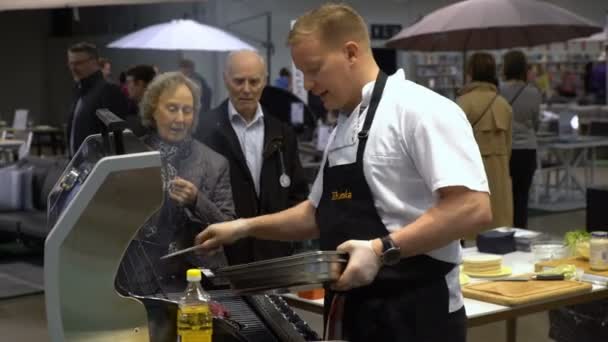 Chef-kok bereidt gegrild vlees. Demonstratie van de voordelen van de nieuwe moderne grill. — Stockvideo