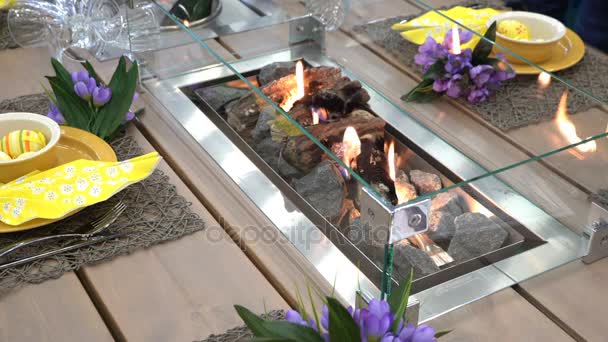 お祝いテーブル設定とテーブルの中央に暖炉. — ストック動画