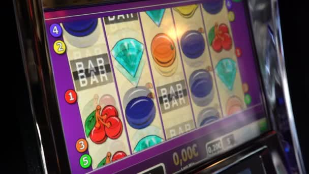 Máquinas tragamonedas en casinos . — Vídeo de stock