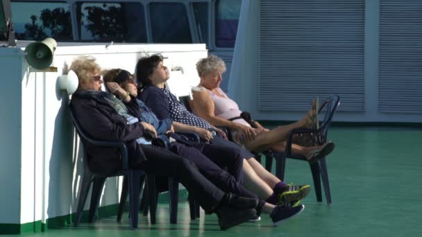Pasajeros descansan en la cubierta superior de un gran ferry marítimo — Vídeos de Stock