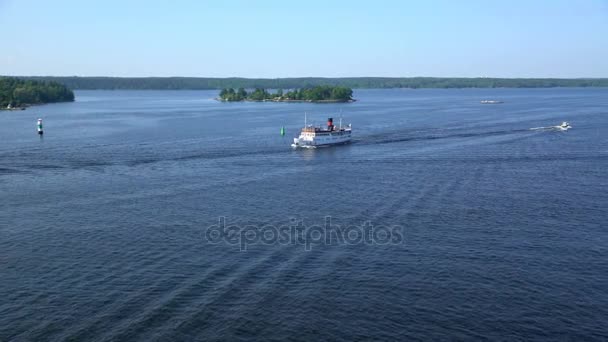 Pequeño buque de carga navegando por los conductos Norstr m en el mar Báltico . — Vídeos de Stock