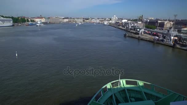 Большой морской паром "Viking Line" прибывает в порт Хельсинки. Временной интервал . — стоковое видео