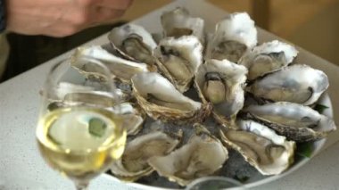 İstiridye ve şampanya bir restoranda.