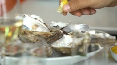 Adam limon suyu açık istiridye sıkar..