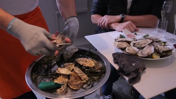 Chef-kok opent oesters voor bezoekers van het restaurant. — Stockvideo