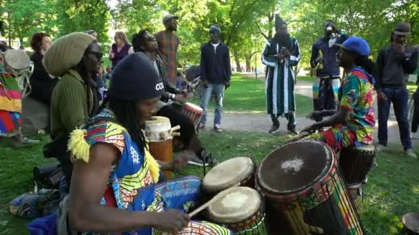 I nativi della Somalia e la gente del posto cantano e suonano la batteria in un parco cittadino — Video Stock