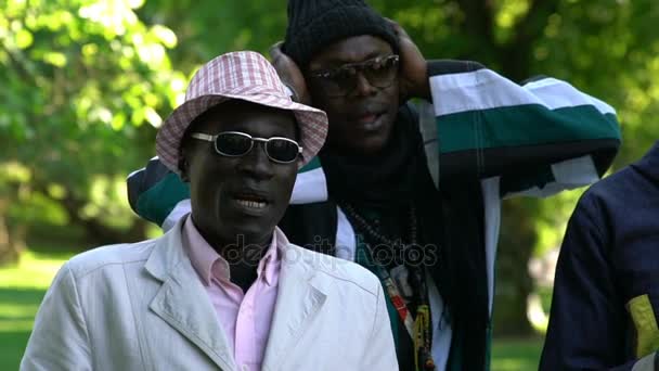 Les natifs de Somalie et les habitants chantent et jouent de la batterie dans un City Park. Mouvement lent — Video