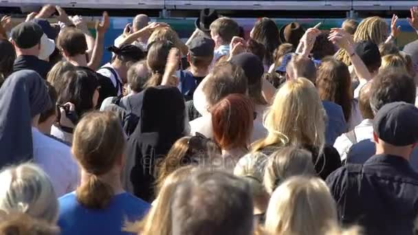 Muitas pessoas batem palmas ao mesmo tempo num concerto de rock. Movimento lento . — Vídeo de Stock