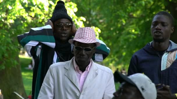 I nativi della Somalia e la gente del posto cantano e suonano la batteria in un parco cittadino. Rallentatore — Video Stock