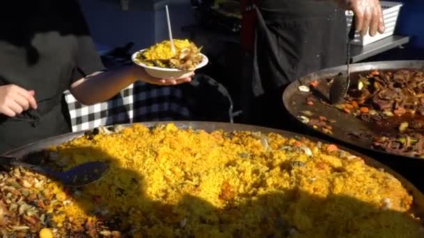 Utcai élelmiszer. Paella, a tenger gyümölcsei. — Stock videók