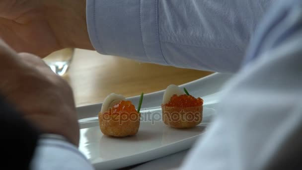 Gourmet come pequenos canapés com caviar vermelho no restaurante . — Vídeo de Stock