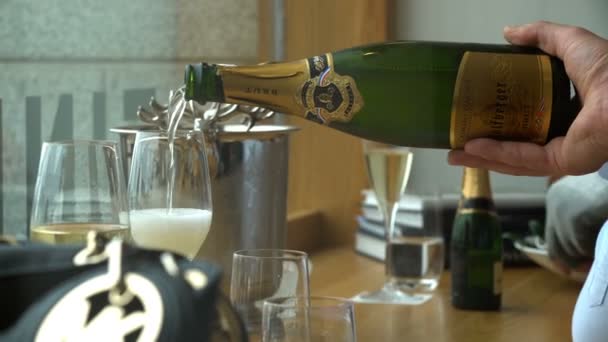 Hij ober giet champagne aan bezoekers van het restaurant. — Stockvideo