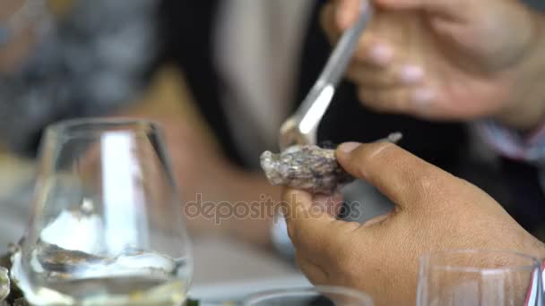 De gastronomische verse oesters eten in een restaurant. — Stockvideo