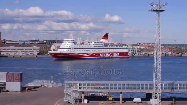 Большой морской паром "Viking Line" выходит из порта Хельсинки. Временной интервал — стоковое видео