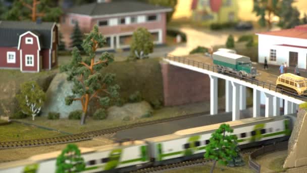 Perfecte modellen van de oude stoomtreinen en moderne diesellocomotieven en treinstations. — Stockvideo