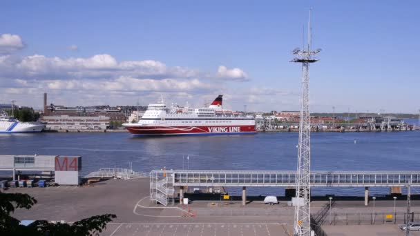 Die große Seefähre "Viking Line" verlässt den Hafen von Helsinki. Zeitraffer — Stockvideo