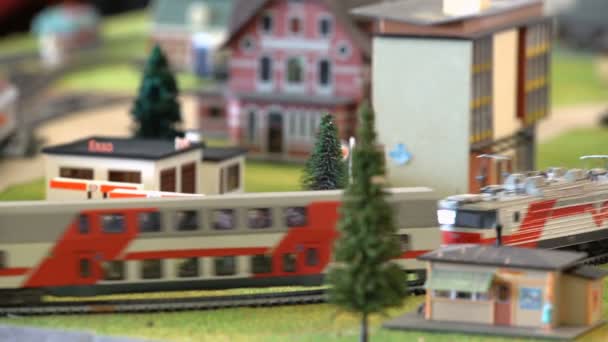 Modelos perfectos de los viejos trenes de vapor y locomotoras diésel modernas y estaciones de tren . — Vídeo de stock