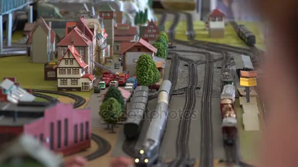 Modelos perfeitos dos antigos trens a vapor e modernas locomotivas a diesel e estações ferroviárias . — Vídeo de Stock