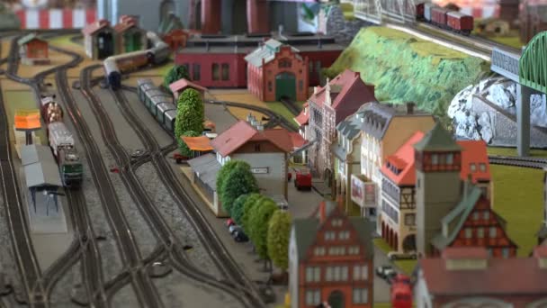 Perfekta modeller av gamla ångtåg och moderna diesel-lokomotiv och järnvägsstationer. — Stockvideo
