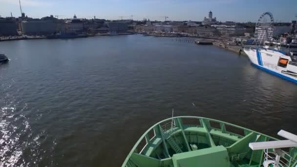 Velké moře vyplouvá "Viking Line" přístavu v Helsinkách. Časová prodleva — Stock video