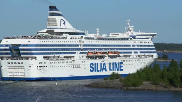 Stora havet färja "Silja Line" lämnar Helsingfors hamn. — Stockvideo