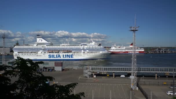 Die große Seefähre "Silja Line" verlässt den Hafen von Helsinki. Zeitraffer. — Stockvideo
