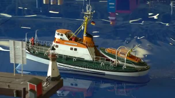 Un gran modelo RC en miniatura del barco flota en un estanque artificial . — Vídeo de stock