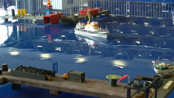 Μια μεγάλη μικρογραφία Rc μοντέλο του πλοίου που επιπλέει σε μια τεχνητή λιμνούλα. — Αρχείο Βίντεο