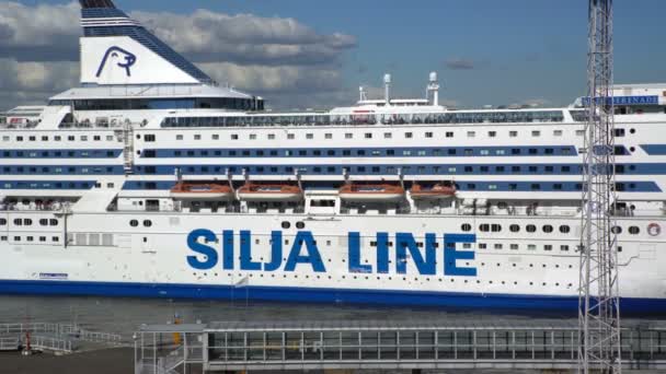 Большой морской паром "Silja Line" отходит от пирса в порту Хельсинки . — стоковое видео