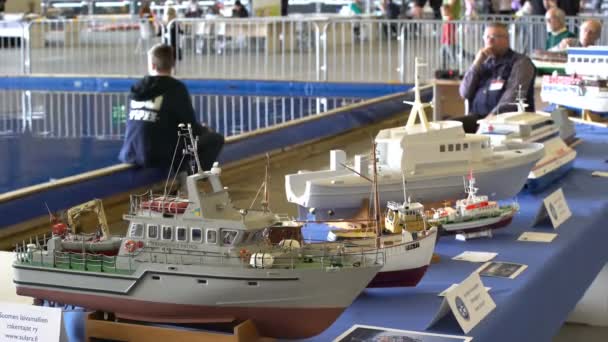 Modelos en miniatura perfectos de barcos listos para navegar . — Vídeo de stock