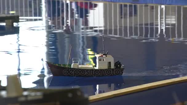 Un gran modelo RC en miniatura del barco flota en un estanque artificial — Vídeo de stock