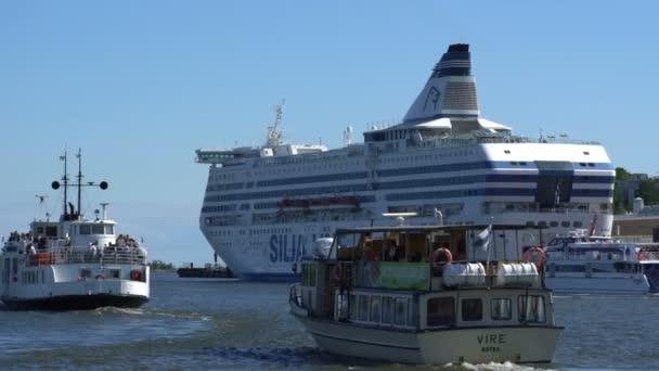 Grote zee-veerboten "Silja Line" en vele andere schepen in de haven van Helsinki. — Stockvideo