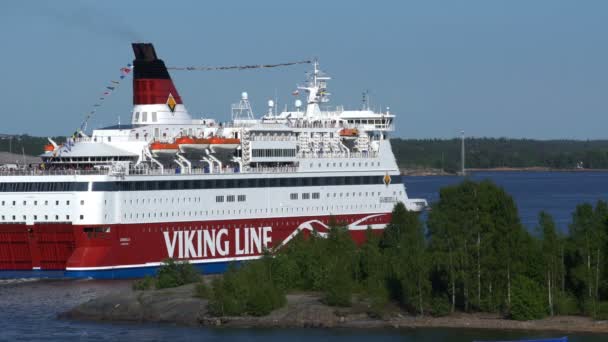 Grote zee veerboot "Viking Line" verlaat de haven van Helsinki. — Stockvideo