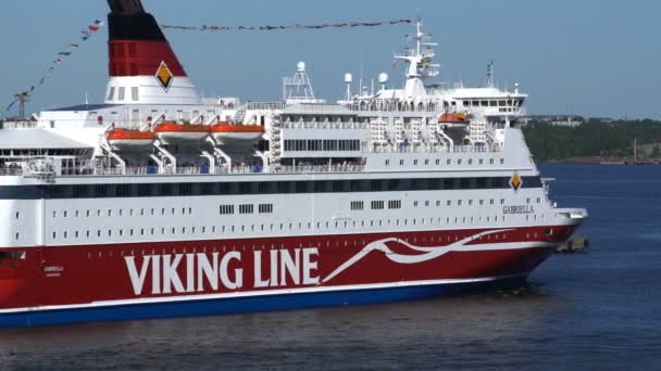 Grote zee veerboot "Viking Line" verlaat de haven van Helsinki. — Stockvideo