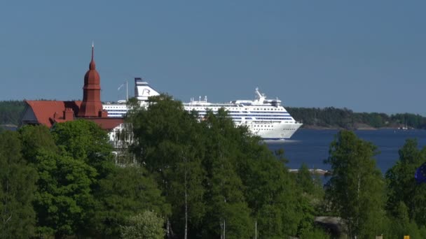 Große Seefähre "Silja Line" verlässt den Hafen von Helsinki. — Stockvideo