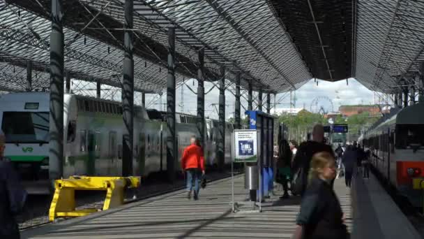 许多乘客和列车，车站在芬兰首都赫尔辛基。时间流逝. — 图库视频影像