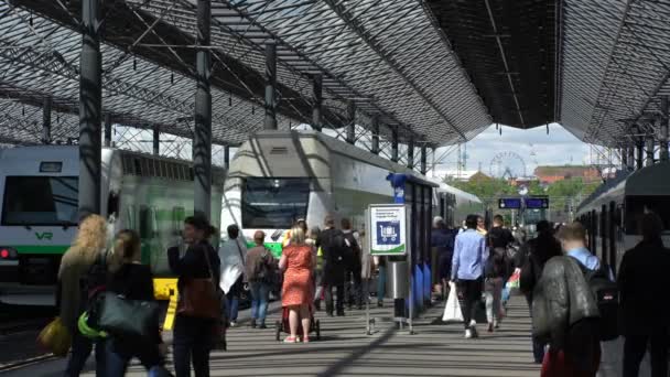 Veel passagiers en treinen op het SNCF-station in Helsinki, Finland. — Stockvideo