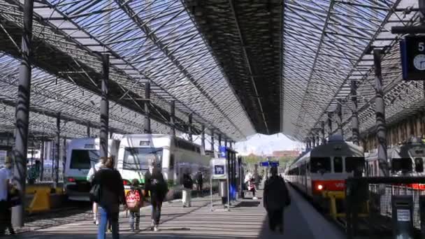 Många passagerare och tåg vid järnvägsstationen i Helsingfors, Finland. Tidsfördröjning. — Stockvideo