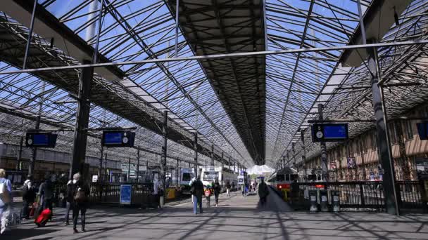 Багато пасажирів і поїздів на залізничному вокзалі в Гельсінкі, Фінляндія. Уповільнена зйомка. — стокове відео