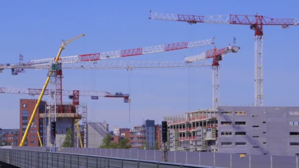 Grúas de construcción de gran altura en acción y línea Skytrain, Time Lapse — Vídeo de stock