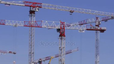 Endüstriyel manzara. Yüksek katlı İnşaat vinçleri eylem. Zaman atlamalı.