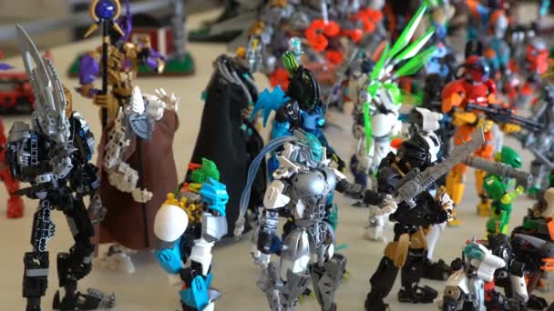 Багато Lego монстрів Трансформатори на виставці іграшки для дітей та дорослих. — стокове відео