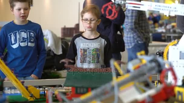 Linha LEGO automática na feira de brinquedos para crianças e adultos . — Vídeo de Stock
