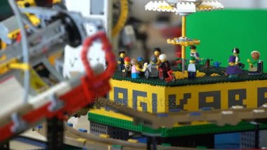 Oyuncak çocuklar ve yetişkinler için adil otomatik Lego satırında.