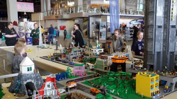 Dzieci i dorośli podziwiać Lego city. — Wideo stockowe