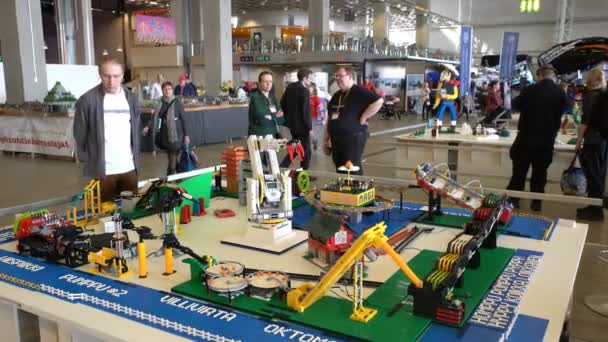 Linea LEGO automatica alla fiera del giocattolo per bambini e adulti . — Video Stock