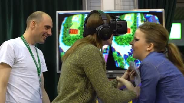Jogo de realidade virtual. Menina usa display montado na cabeça — Vídeo de Stock