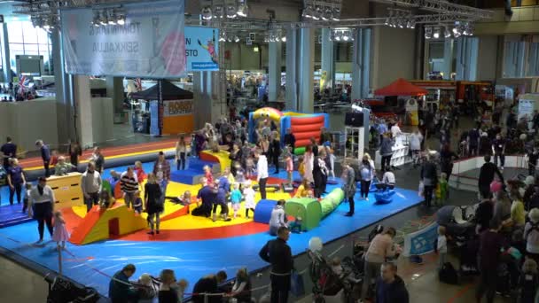 Muchos niños y padres en el parque infantil de la tienda . — Vídeos de Stock