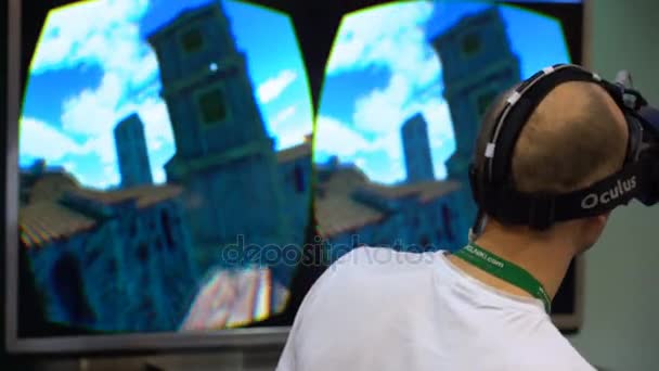 Jogo de realidade virtual. Um jovem usa display montado na cabeça Oculus Rift . — Vídeo de Stock