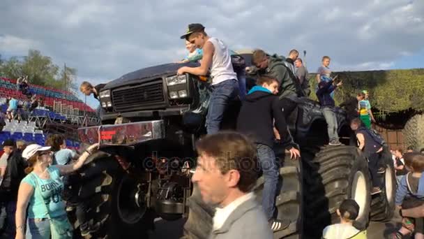 Dzieci wspinać się ogromny monster truck. — Wideo stockowe